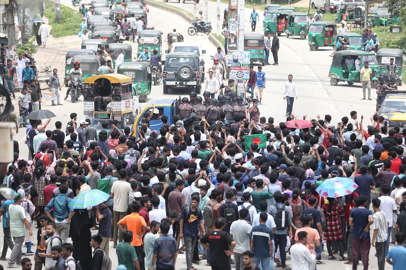 শাহজালাল বিজ্ঞান ও প্রযুক্তি বিশ্ববিদ্যালয়ের সামনে সিলেট-সুনামগঞ্জ সড়ক অবরোধ করেছেন আন্দোলনকারী শিক্ষার্থীরা। বেলা সাড়ে ১১টার দিকে বিশ্ববিদ্যালয়ের প্রধান ফটকের সামনে